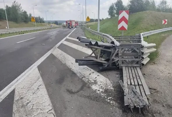 Bus dostawczy uderzył w bariery na S7 – trasa w kierunku Radomia zablokowana