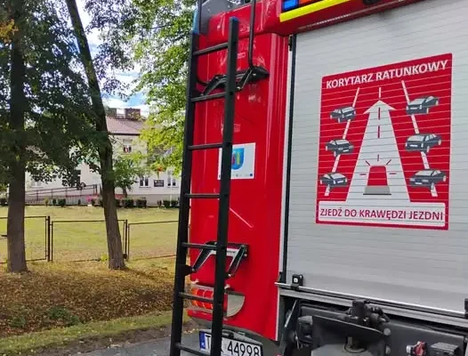 Substancja ropopochodna na drodze w Kamionkach – interwencja strażaków