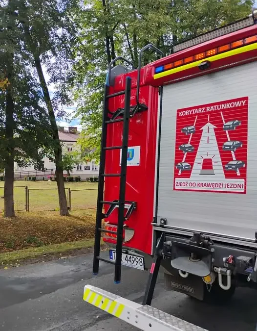 Substancja ropopochodna na drodze w Kamionkach – interwencja strażaków