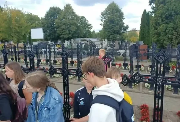 Uczniowie SP3 w Skarżysku-Kamiennej oddali hołd obrońcy Westerplatte