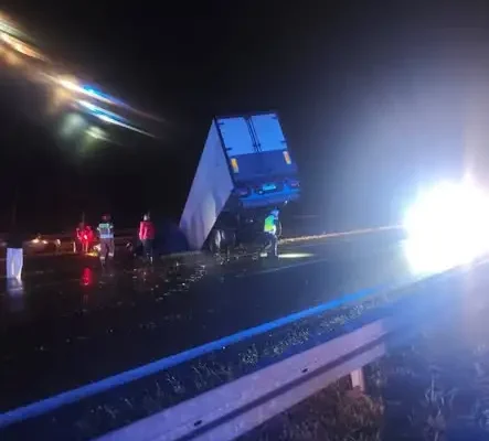 Wypadek na S7 w Skarżysku-Kamiennej: ciężarówka przebiła bariery i wpadła do rowu