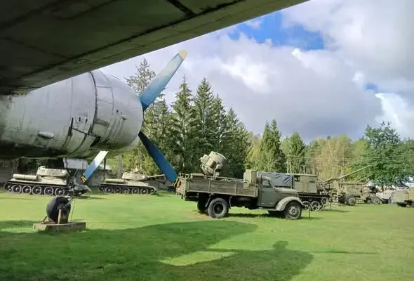 Czwartoklasiści z Suchedniowa odkrywali militarne skarby w Skarżysku-Kamiennej