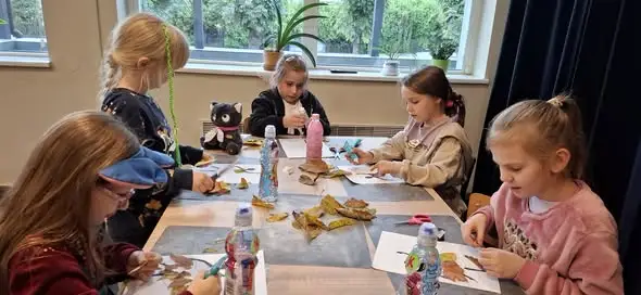 Jesienne stylizacje i plastelinowe fryzury – kreatywne zajęcia w Skarżysku-Kościelnym
