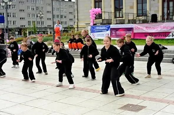 Skarżysko-Kamienna: uczniowie SP nr 3 w XVII Marszu Różowej Wstążeczki