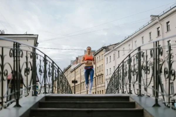Suchedniowski dzielnicowy na podium mistrzostw Policji w biegu po schodach