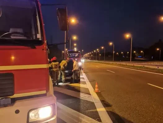 Pożar samochodu na trasie S7 w Suchedniowie – akcja strażaków