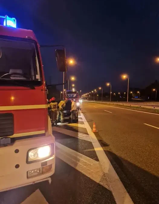 Pożar samochodu na trasie S7 w Suchedniowie – akcja strażaków