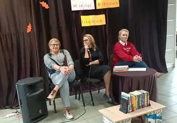 Łączna: czwartoklasiści na konferencji w bibliotece