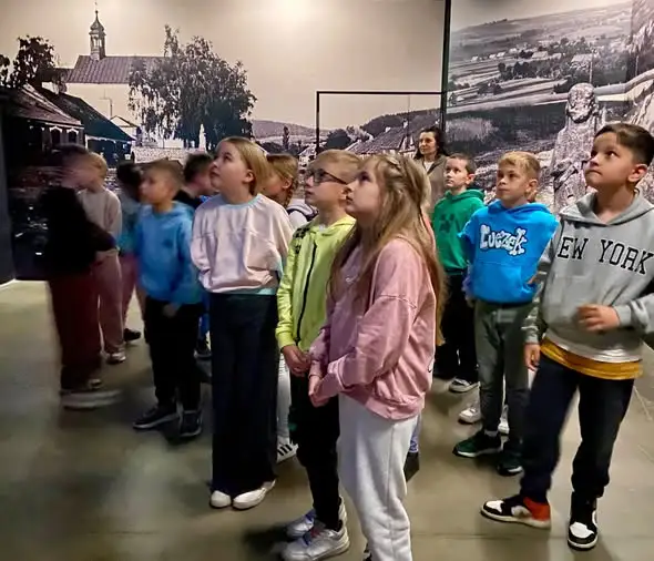Klasa 2a odkrywała legendy świętokrzyskie w Parku Legend w Nowej Słupi