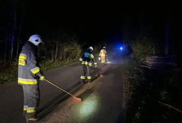 Plama substancji ropopochodnej w Mroczkowie. Interweniowały OSP Bliżyn i JRG Skarżysko-Kamienna