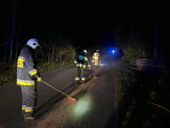 Plama substancji ropopochodnej w Mroczkowie. Interweniowały OSP Bliżyn i JRG Skarżysko-Kamienna