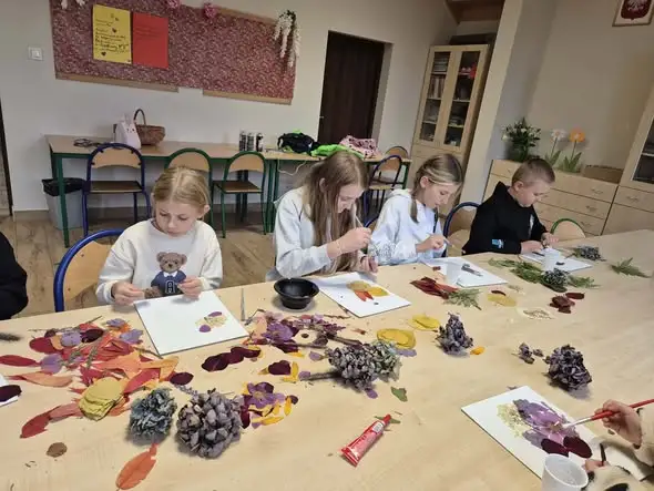 Jesienne obrazy z suszonych liści i kwiatów powstały w świetlicy w Klonowie